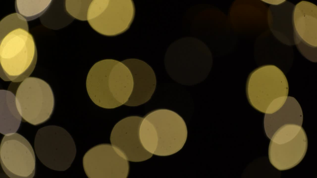luces borrosas de chtistmas sobre un fondo oscuro