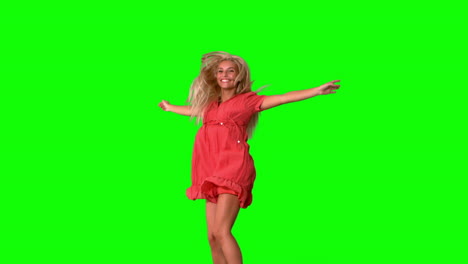 Attraktive-Blondine-Springt-Auf-Greenscreen