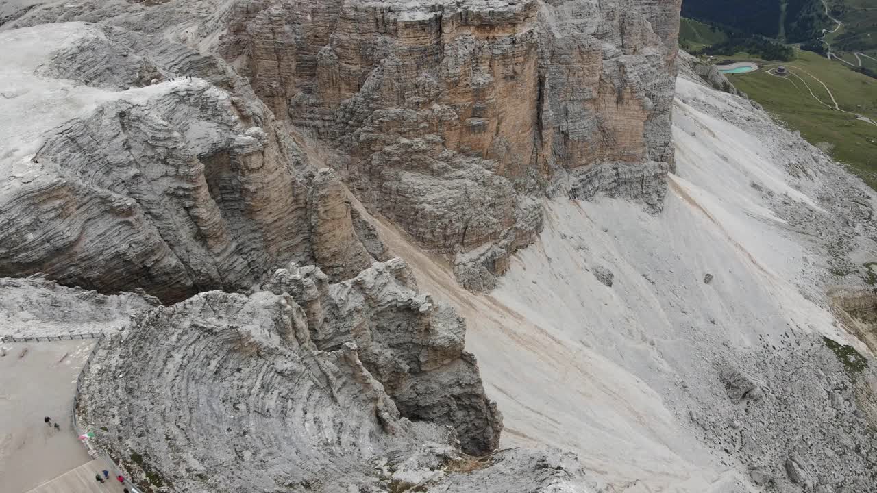 İtalyan Dolomitleri'ndeki Sass Pordoi teleferiğinin havadan görünümleri-3.