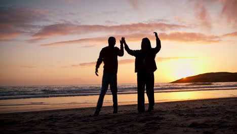 pareja de bailarines, silueta y playa al atardecer