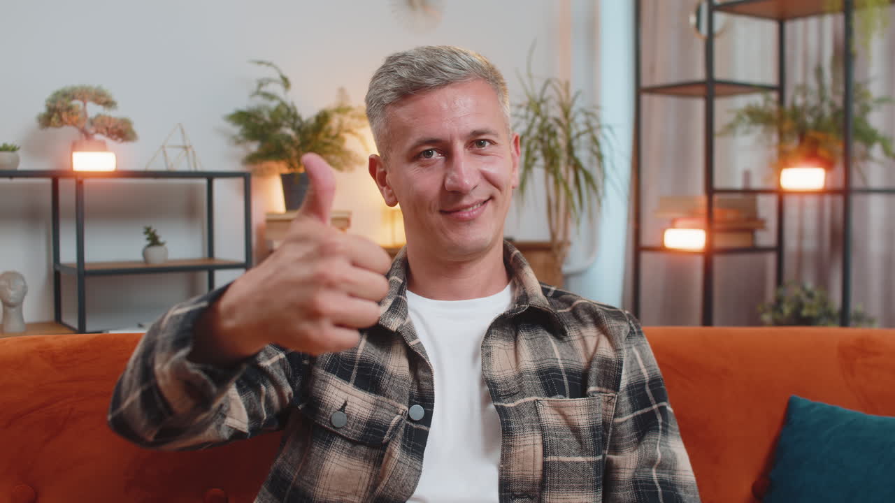 joven feliz mostrando los pulgares hacia arriba como señal positiva algo buenas noticias retroalimentación positiva ganar