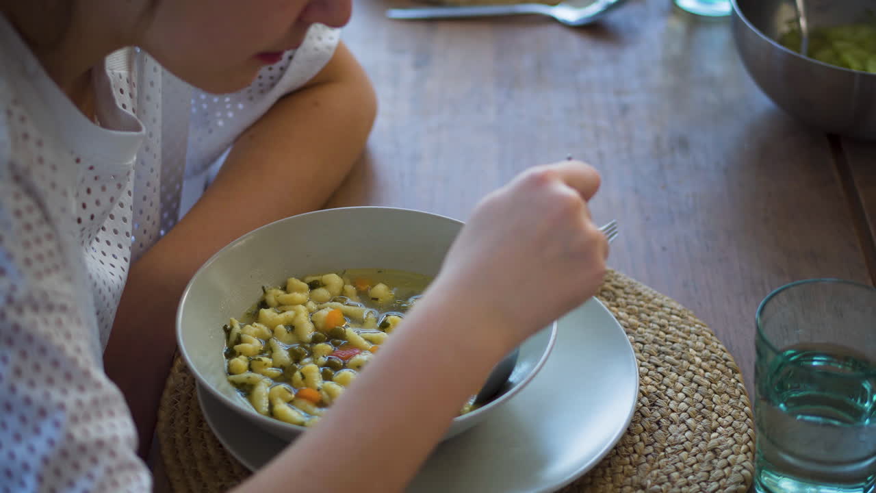 건강을 유지하기 위해 뜨겁고 맛있는 마카로니와 야채 수프를 홀짝이는 것 - 클로즈업