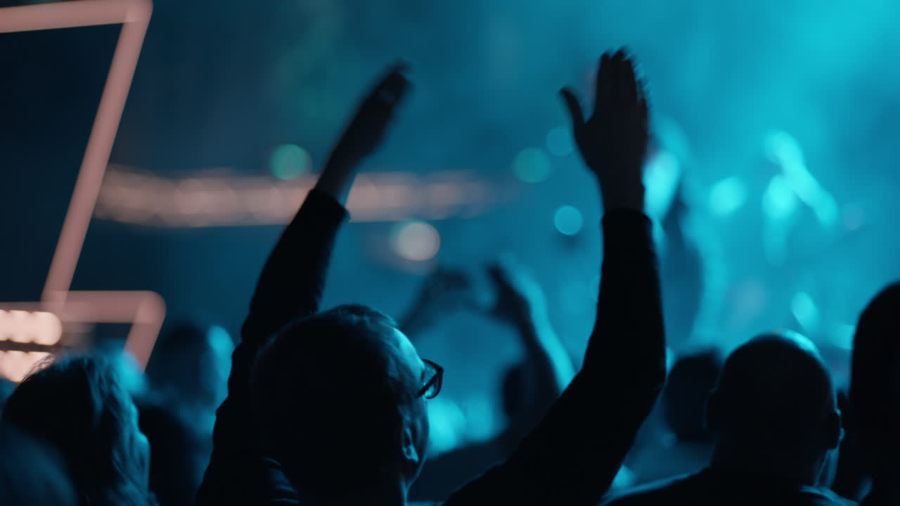 Sagome del pubblico che applaude e incita a un concerto dal vivo