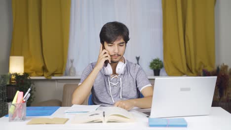 Estudiante-Hablando-De-La-Lección-Por-Teléfono.