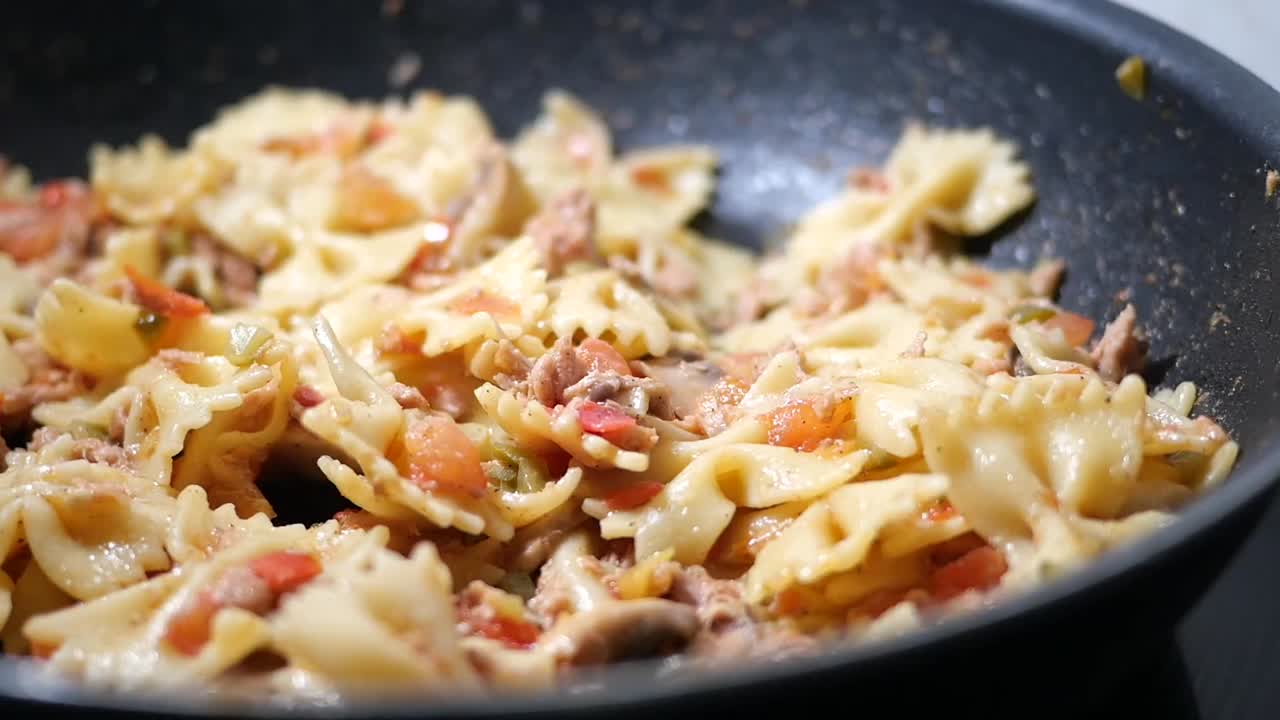 Farfalle pasta with tuna