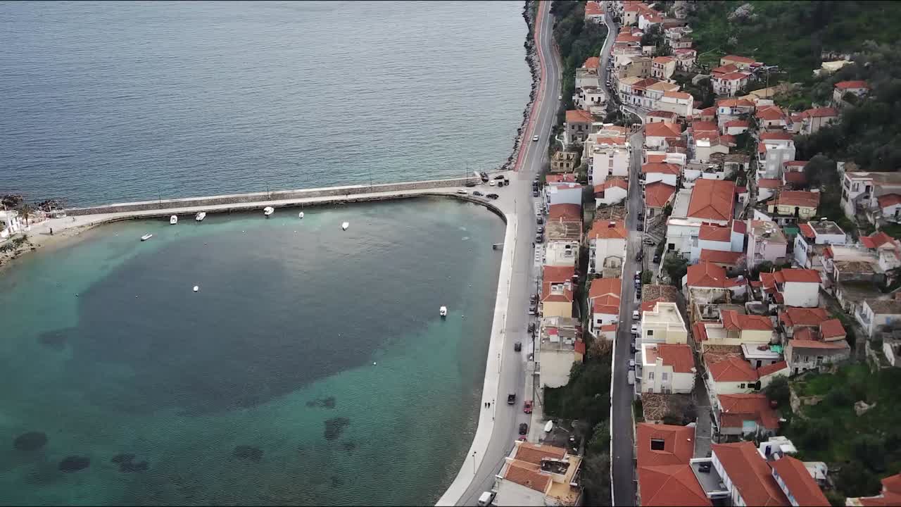 Veduta aerea della città di Gythio in Grecia con piccole case ed edifici e montagne sullo sfondo