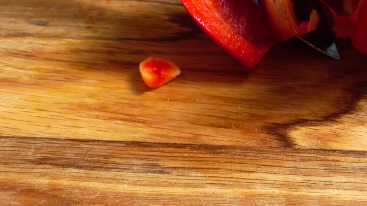 Ahşap kesme tahtasında dolmalık biber dilimleme