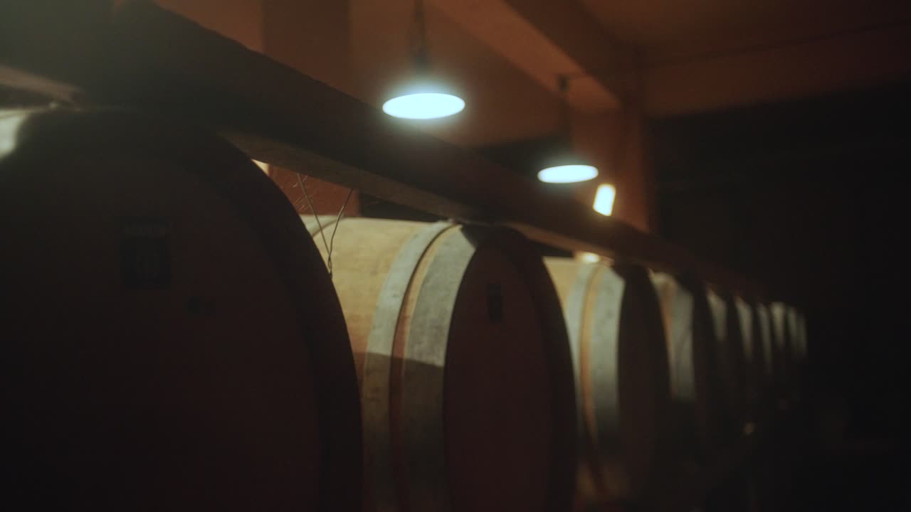 disparo medio de barriles de madera en la destilería