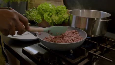 persona cocinando en la cocina