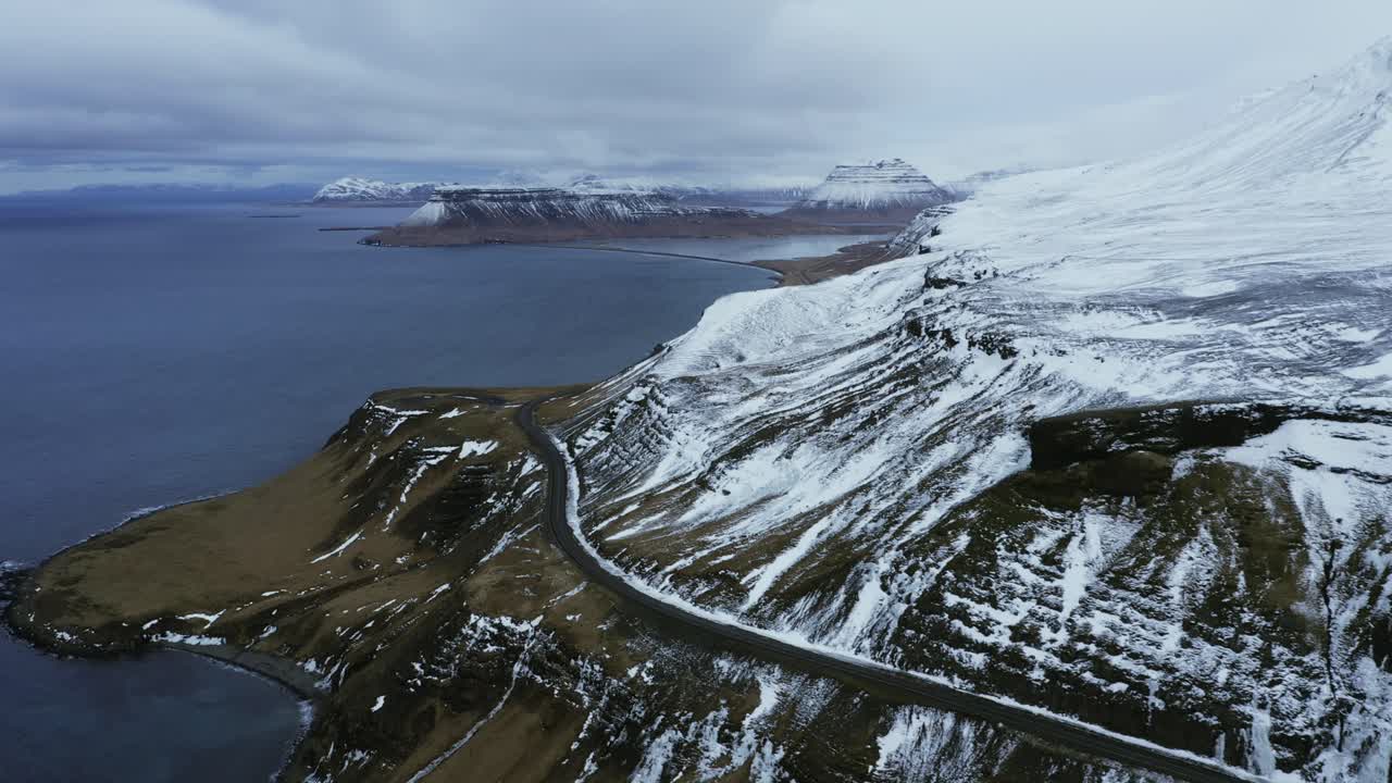 아이슬란드의 북대서양에 의해 snaefellsnes 반도에서 눈 덮인 산 가장자리에 snaefellsnesvegur 도로