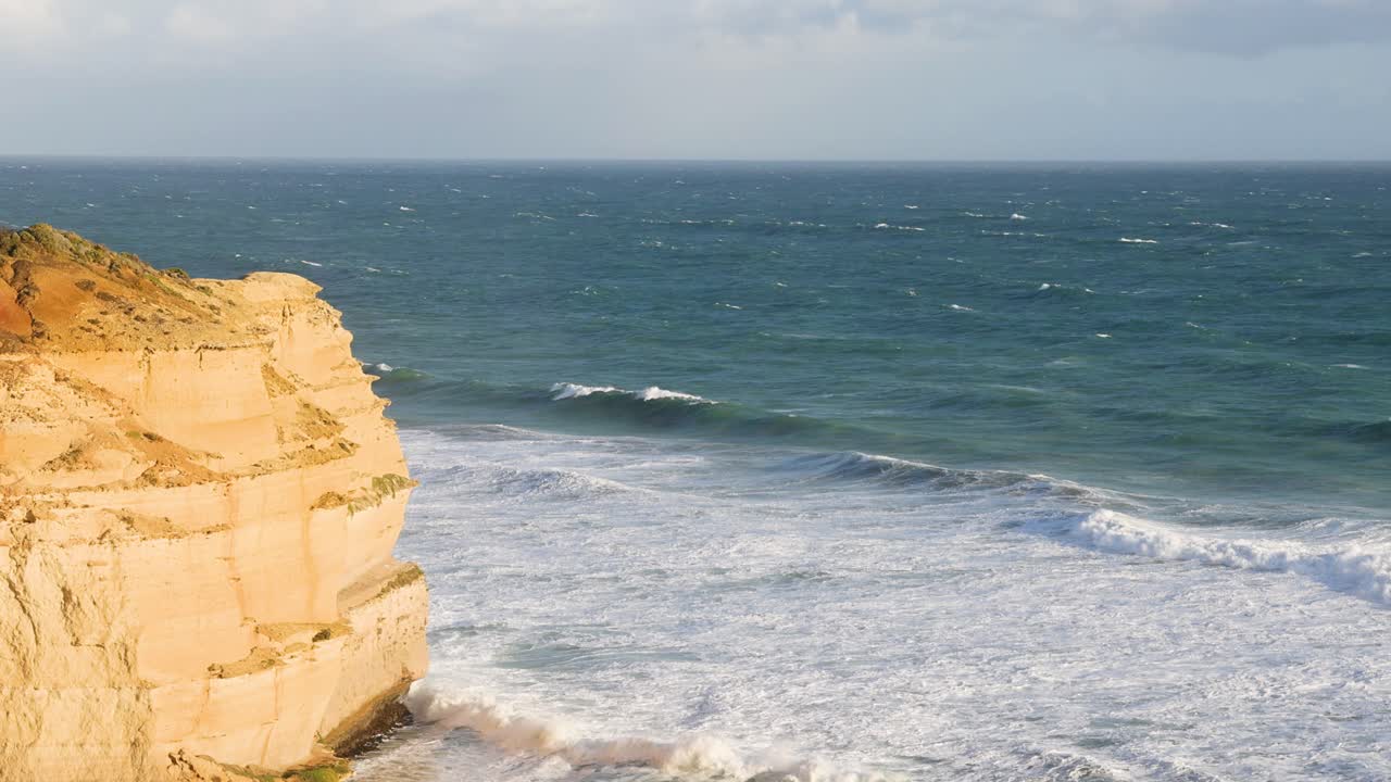 океанские волны бьются о скалы на великой океанской дороге