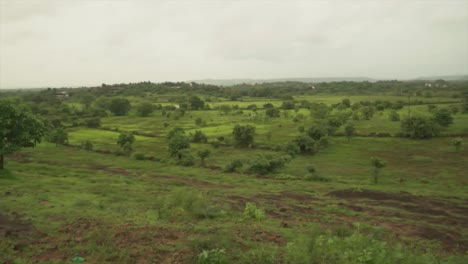 Filmaufnahme-Einer-Agrarlandschaft-Mit-Bäumen-Und-Bewölktem-Himmel-In-Indien