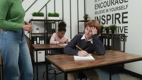 학교에 있는  ⁇ 은 머리 소년