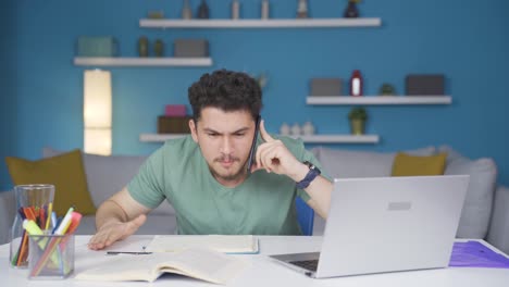 estudiante de sexo masculino hablando enojado por teléfono.