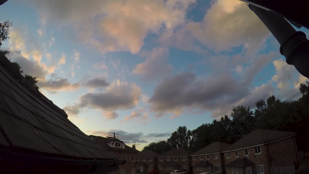 영국 북부 교외 지역의 하늘 저속 촬영, uk-4