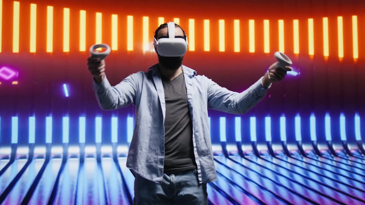 Giovane utente VR sperimenta un paesaggio notturno digitale illuminato al neon.