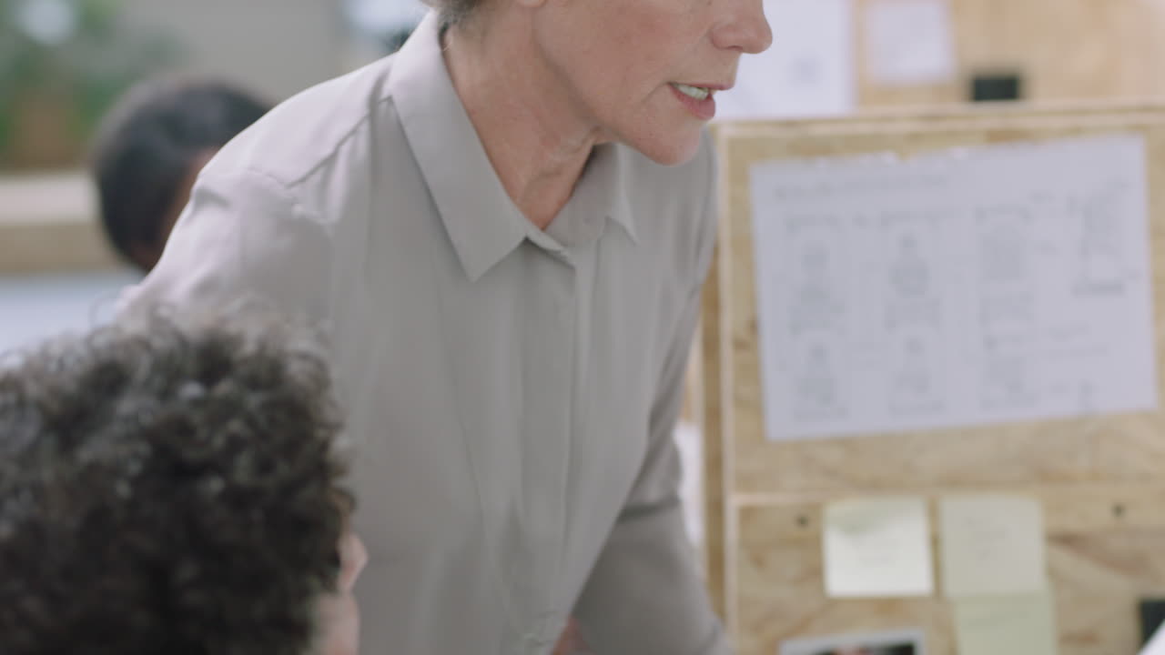profesionales de negocios haciendo una lluvia de ideas gerente caucásica mujer compartiendo ideas señalando a la pantalla mostrando apoyo enseñando colega discutiendo proyecto en el lugar de trabajo de la oficina