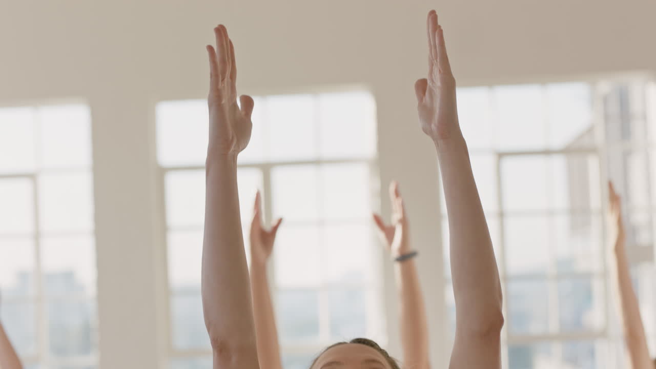 요가 수업 초상화 아름다운 임산부가 전사 포즈를 취하고 일출 때 스튜디오에서 건강한 생활 방식을 즐기고 있는 모습