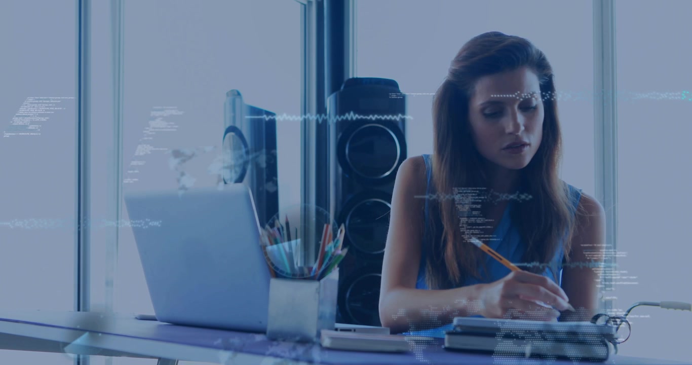 Video verticale: Si vedono overlay, una donna in top blu che esamina il laptop e prende appunti a una scrivania di vetro.
