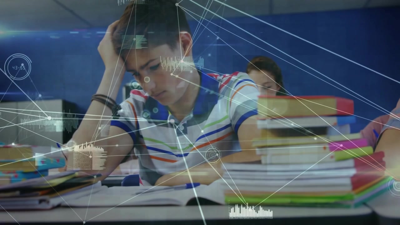 Estudiante masculino mirando en clase, escaneando un libro mientras estudia, superposición HUD animando nodos sobre el escritorio