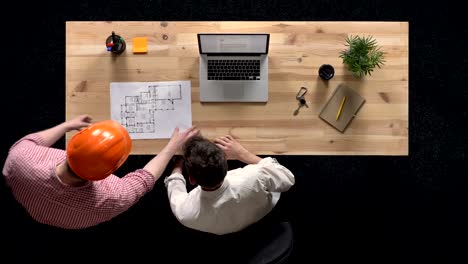 el constructor discute el plan de construcción con el jefe, el concepto de trabajo, el concepto del despacho, el concepto de comunicación, la toma superior