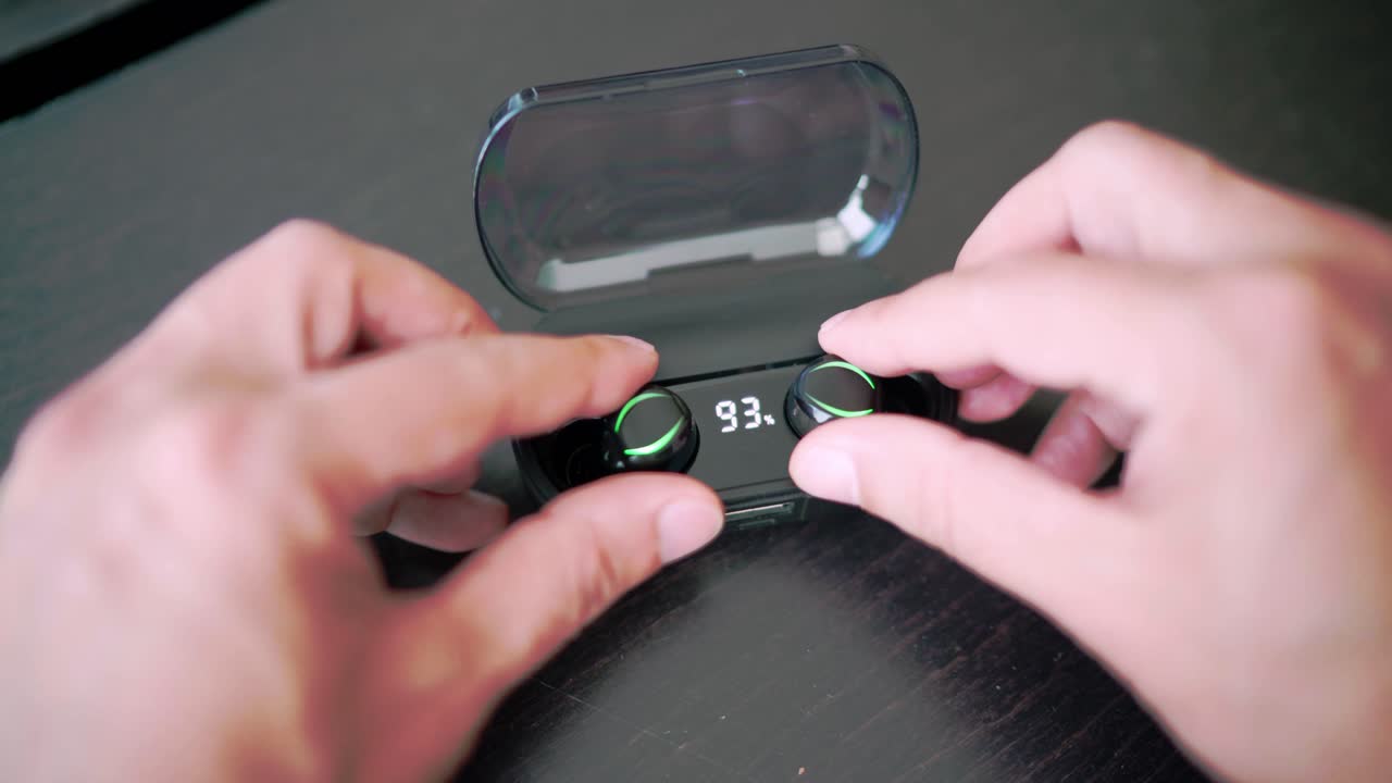 sacar los auriculares bluetooth inalámbricos de su estuche de carga automática para usarlos