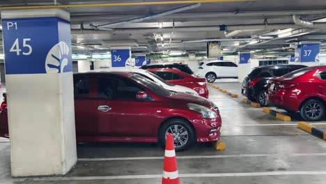 estacionamiento subterráneo con automóviles