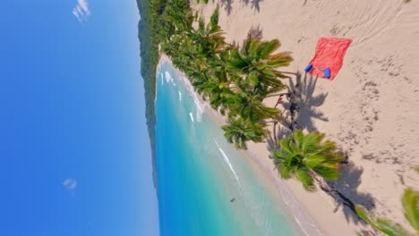 Farbkontrast-Des-Türkisfarbenen-Meereswassers-Von-Playa-Rincon-Mit-Grünen-Wäldern-In-Der-Dominikanischen-Republik