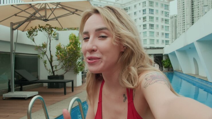 POV di una turista che parla della vacanza a bordo piscina