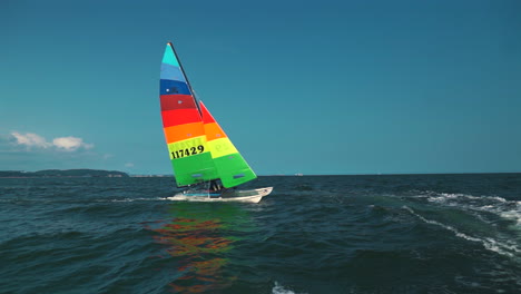 Toma-En-Cámara-Lenta-De-Un-Catamarán-Deportivo-Navegando-En-Las-Aguas-Azules-Del-Mar-Báltico-En-Un-Día-Soleado-De-Verano