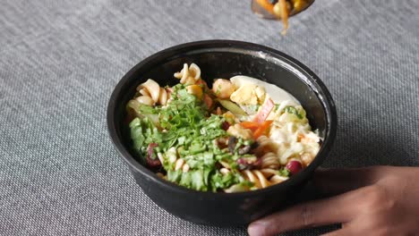 ensalada de pasta en un cuenco que se come