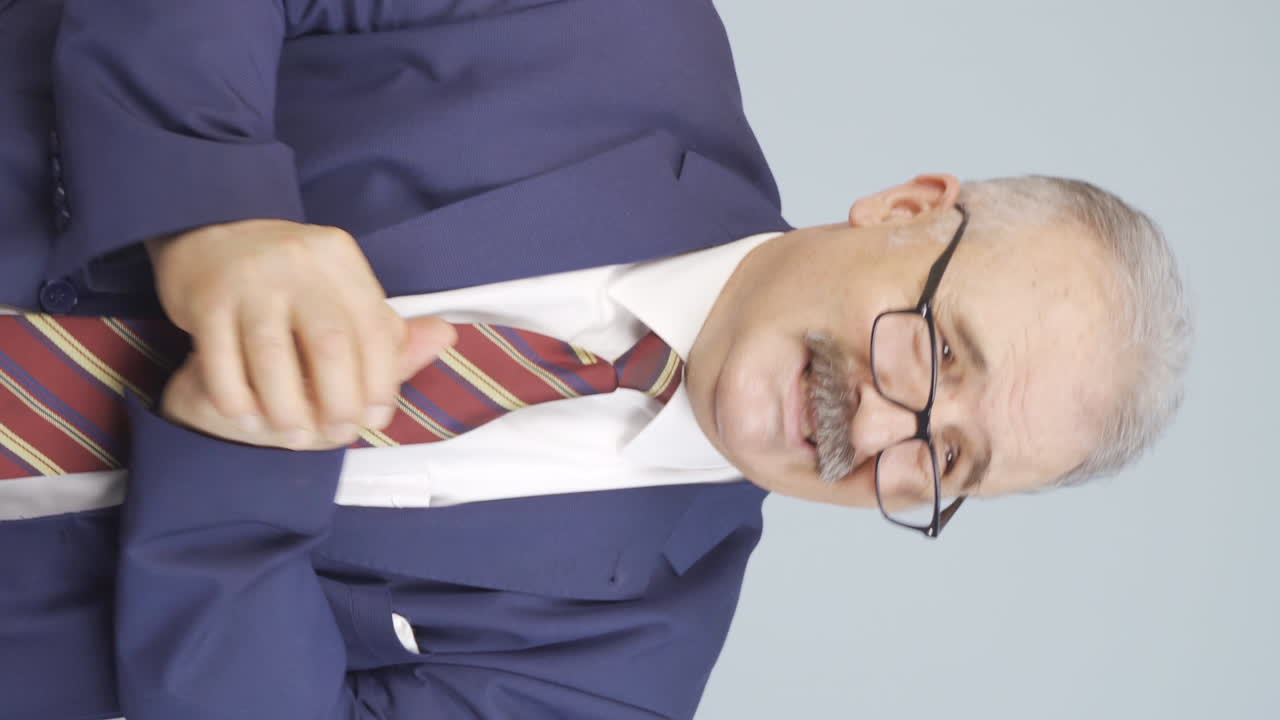 사업 불안에 시달리는  ⁇ 은 사업가의 수직 비디오.