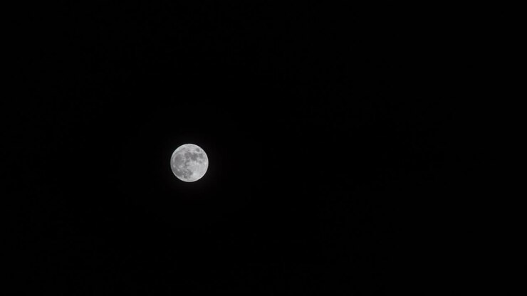 Timelapse de uma lua cheia sem nuvens 4K
