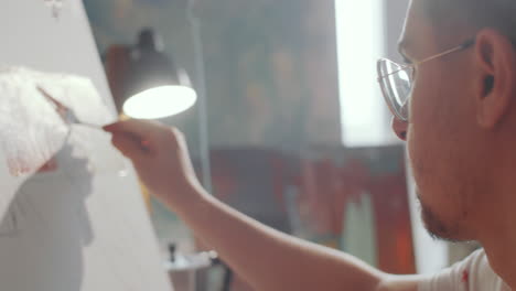 artista trabajando en la pintura con cuchillo de paleta