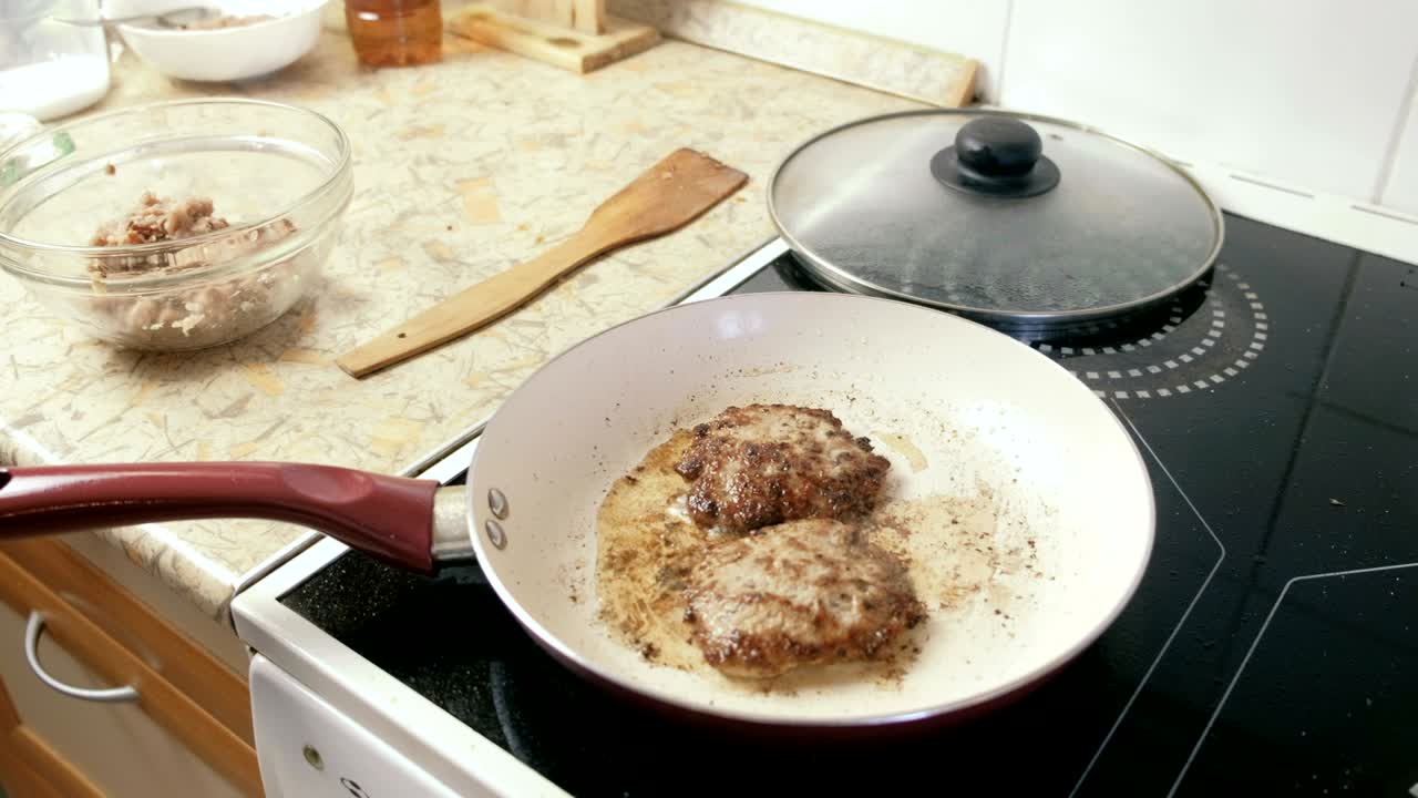 햄버거를 위해 팬에 김을 하는 코틀.