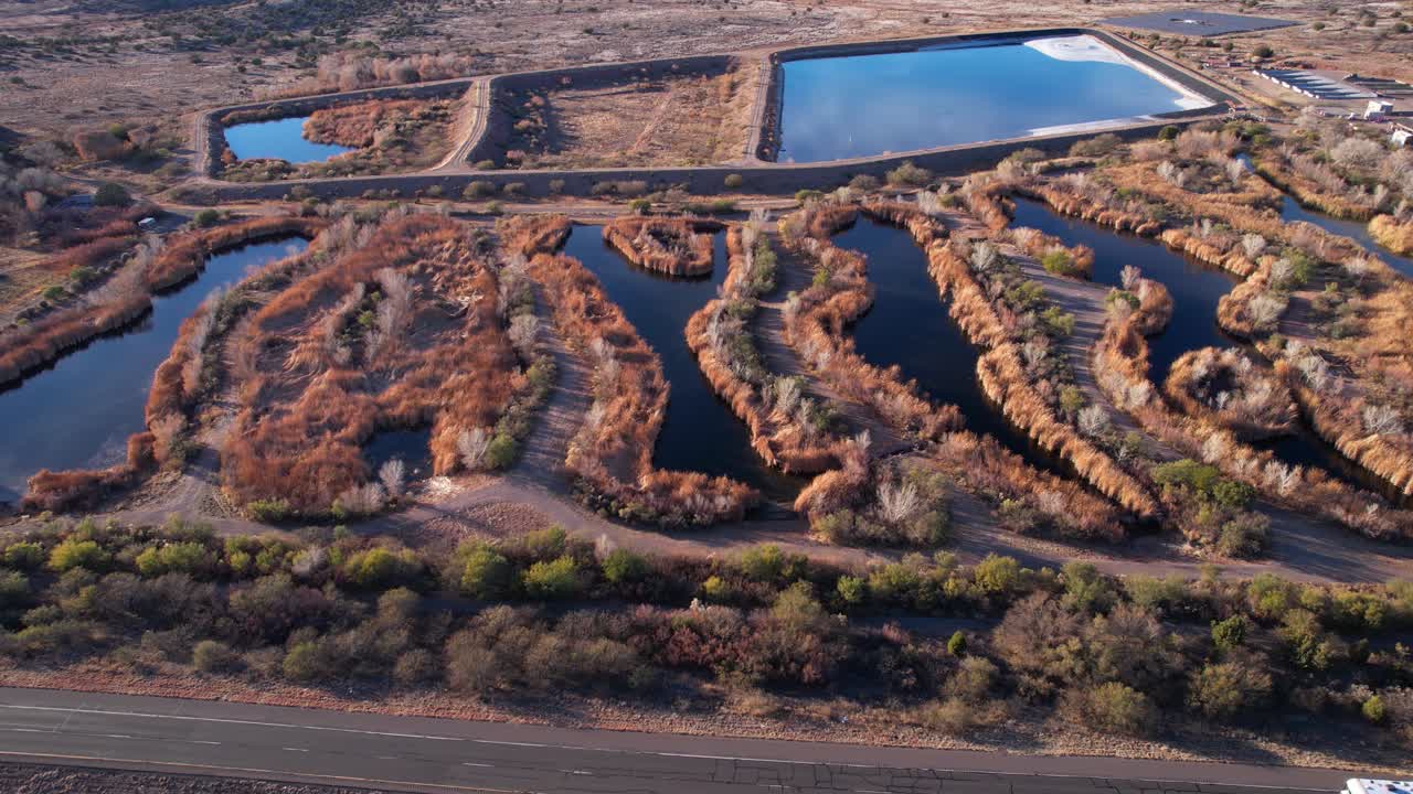 очистная установка сточных вод, воздушный вид заповедника водно-болотных угодий седона и движения на шоссе штата аризона сша