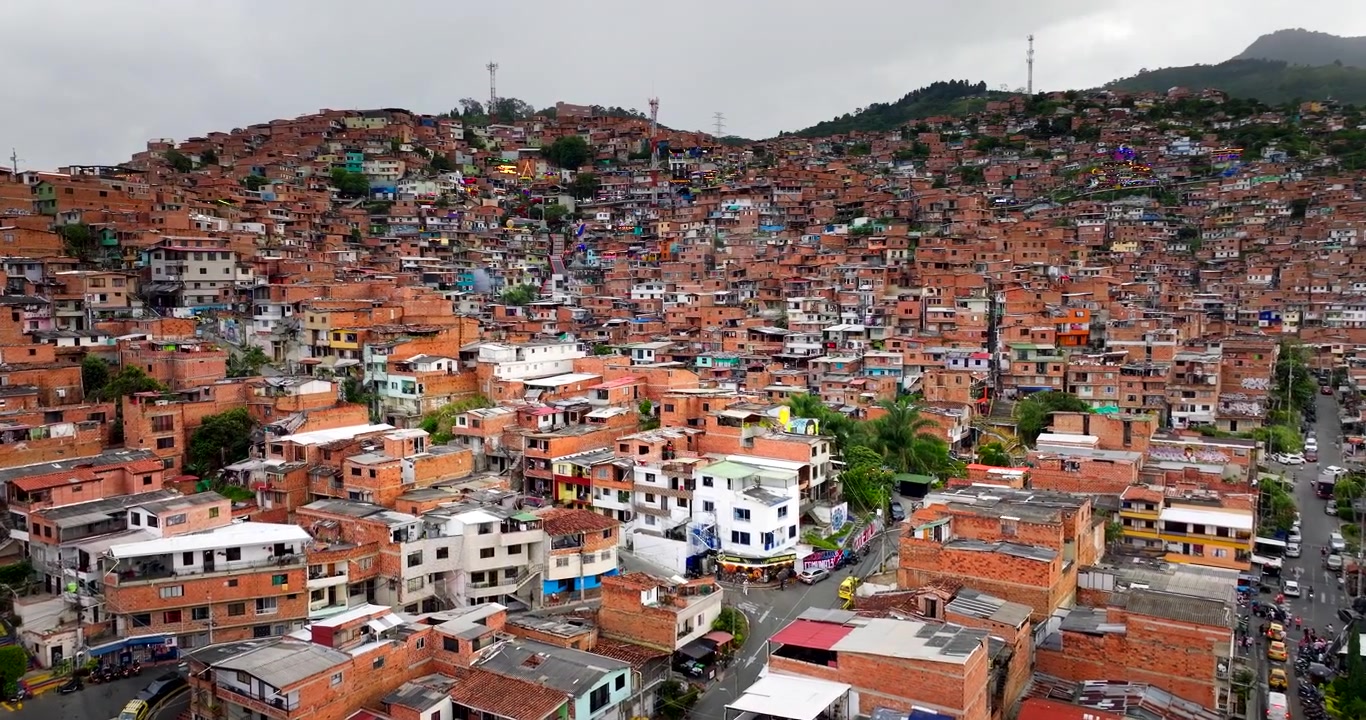 Vista drone del quartiere densamente popolato Comuna 13 con case colorate sul fianco della collina a Medellin, Colombia
