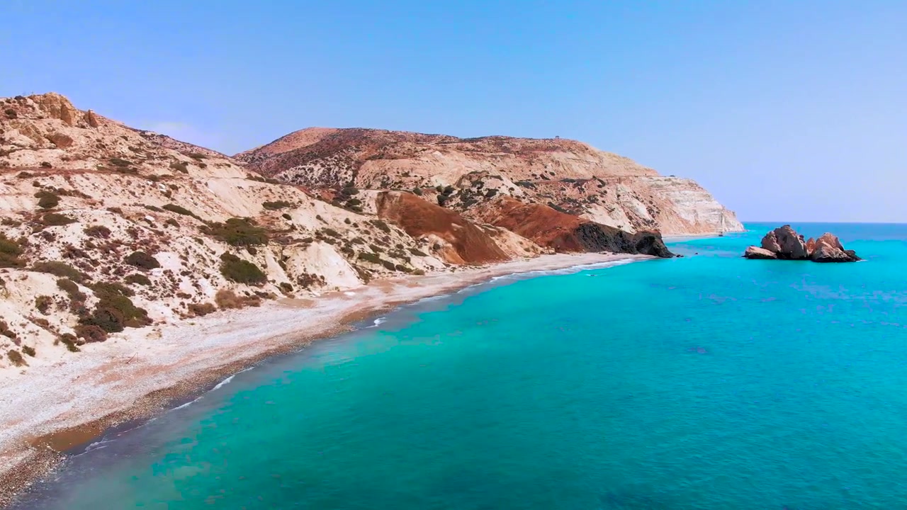 Ripresa aerea con drone che sorvola la splendida costa di Pafo con la famosa Roccia di Afrodite in bella vista