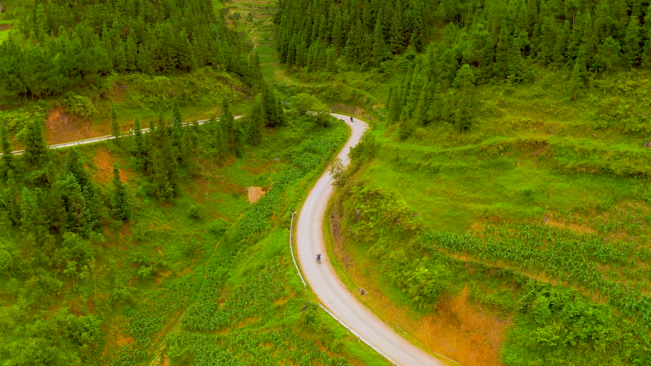un camino sinuoso cortado bellamente en la ladera de la montaña en el geoparque de la meseta de dong van karst