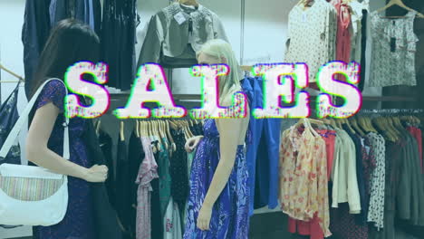 texto blanco de ventas en primer plano con 2 mujeres haciendo compras
