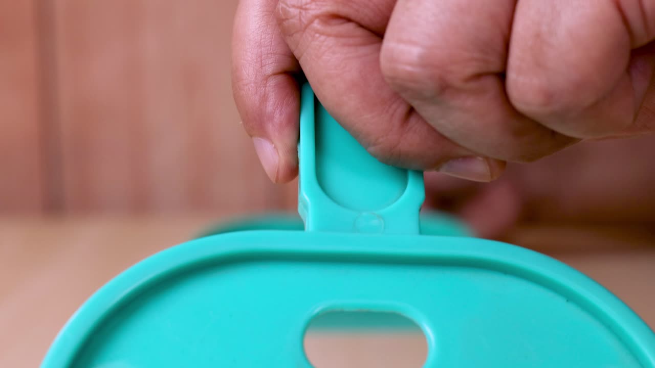 limpieza de la superficie con un trapeador y un cepillo