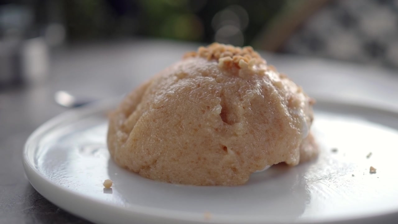 Primo piano di un dessert Halva di semolino su un piatto bianco