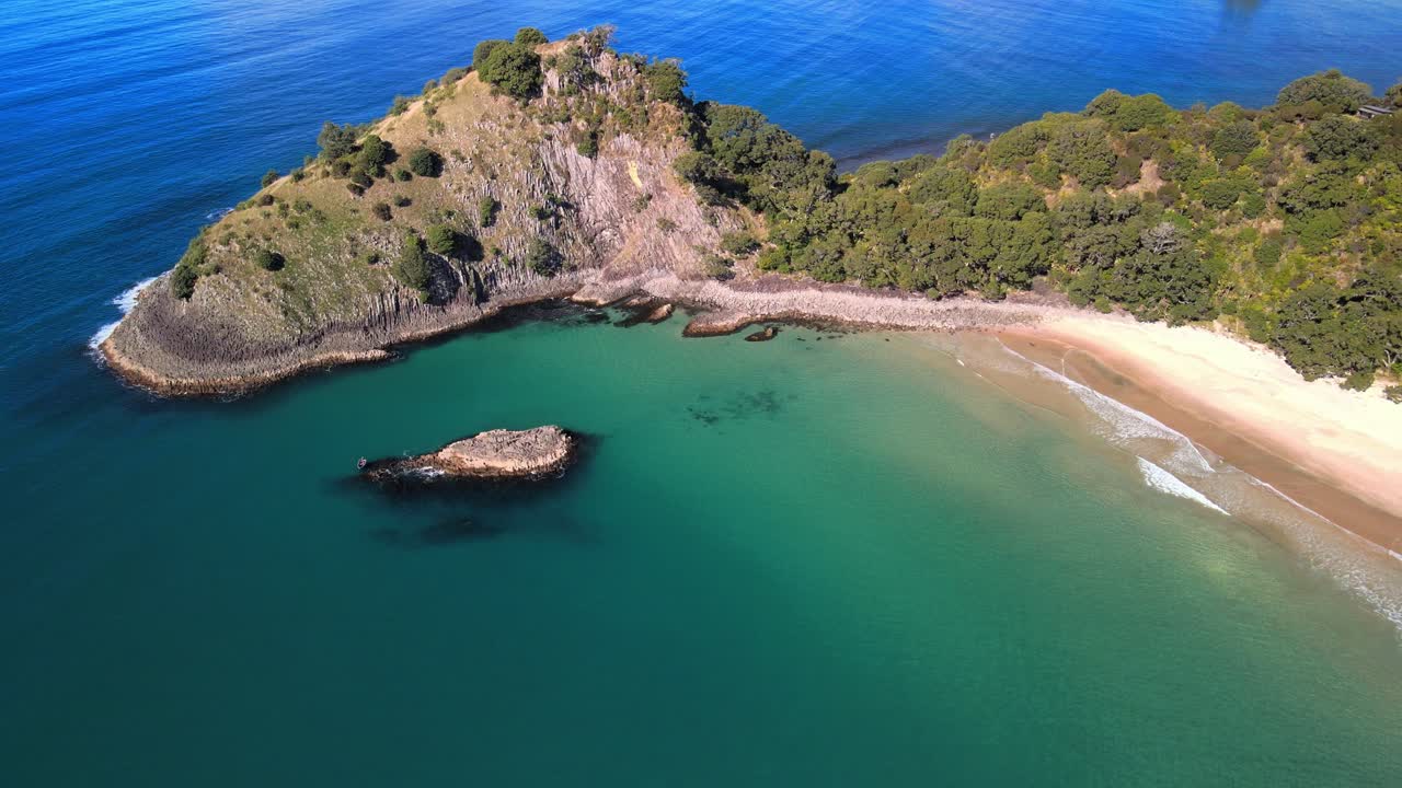 vista aérea de una playa aislada en coromandel, nueva zelanda