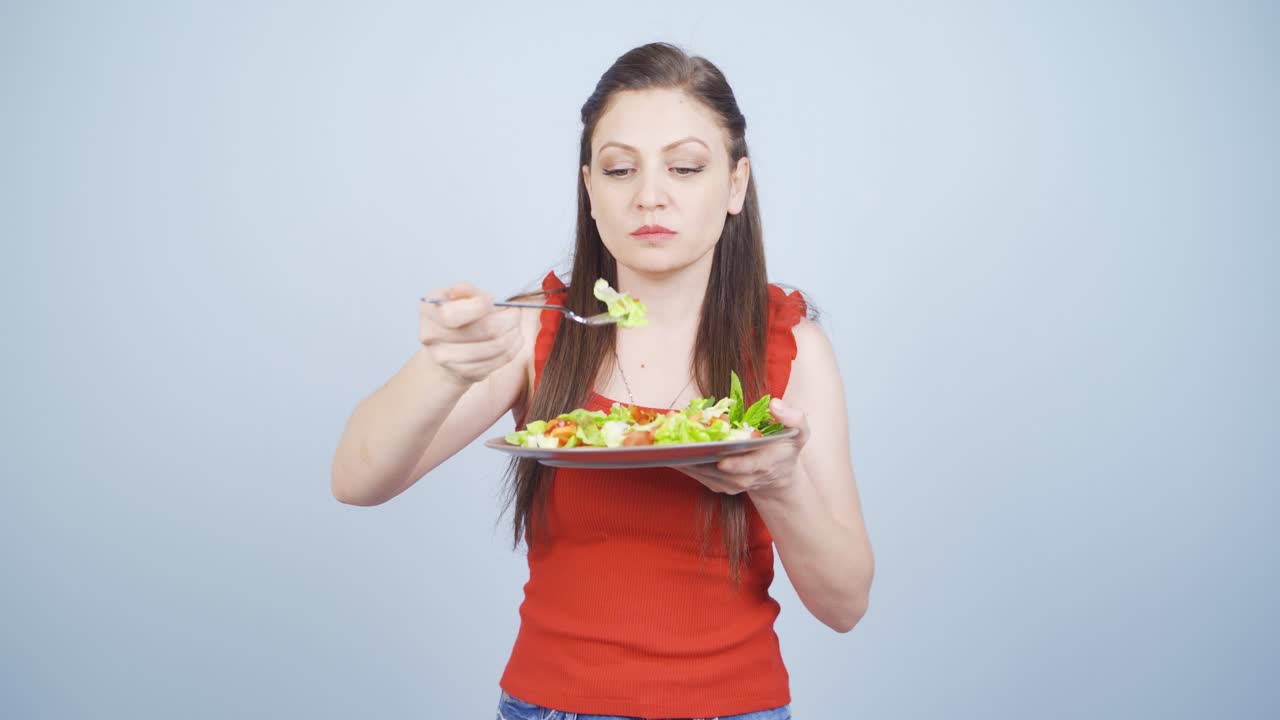 다이어트하는 사람은  ⁇ 러드를 먹습니다. 건강한 음식입니다.