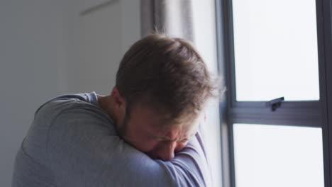 retrato de un hombre caucásico protegiendo los gérmenes