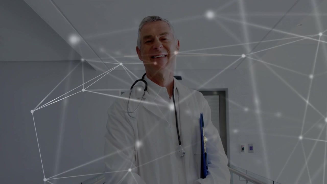 La telecamera si concentra sulle mani, un medico anziano controlla una cartella blu, coinvolgendo lo spettatore, con una sovrapposizione di rete