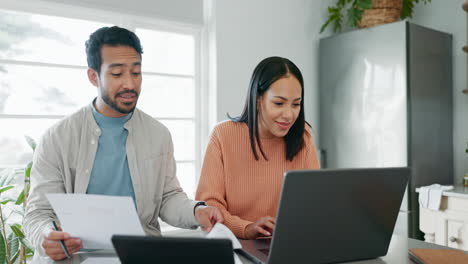 Finanzen,-Dokumente-Und-Laptop-Mit-Paar