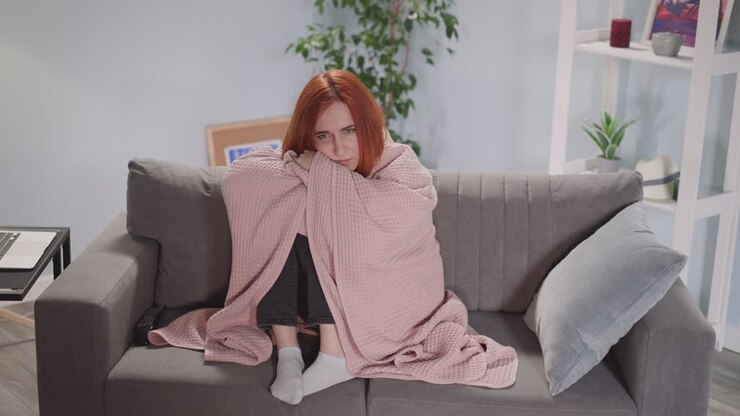 Donna rossa guarda una serie interessante in TV nella stanza.