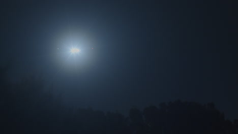 cielo nocturno brillante con destello de la lente