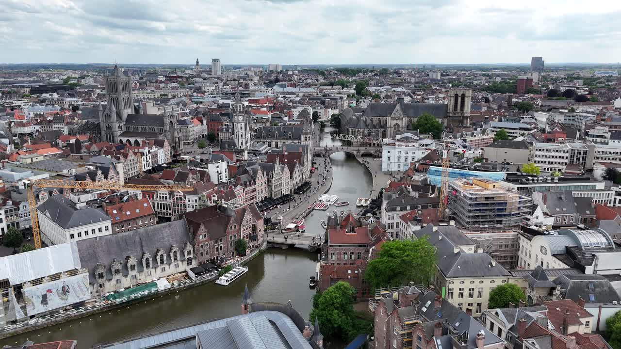 Centro storico di Gand, Belgio. Filmato video aereo 4K con drone sul fiume.